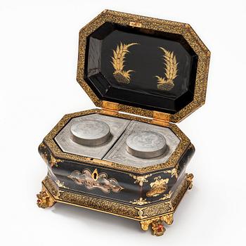 Teskrin, lackerat med insats av tenn. Qingdynastin, 1800-tal.