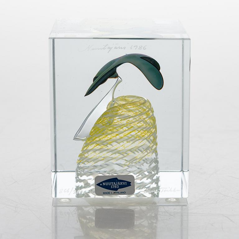 OIVA TOIKKA, An annual glass cube. Signed Oiva Toikka Nuutajärvi 1986, 866/2000.