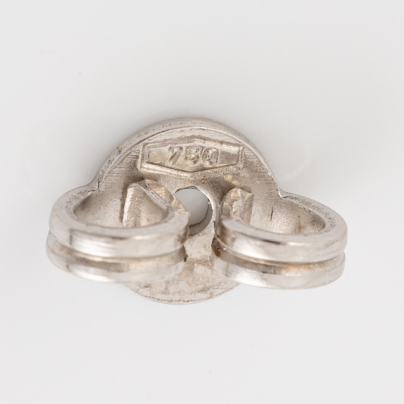 Earrings 18K white gold with colour-treated green brilliant-cut diamonds.