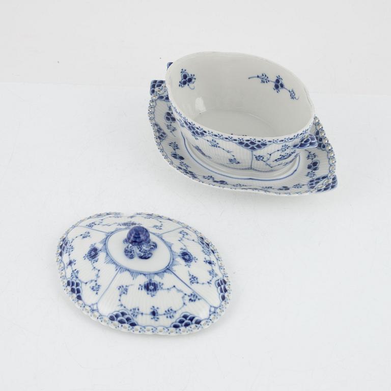 Såsterrin, porslin, helblonde, "Musselmalet", Royal Copenhagen, Danmark.