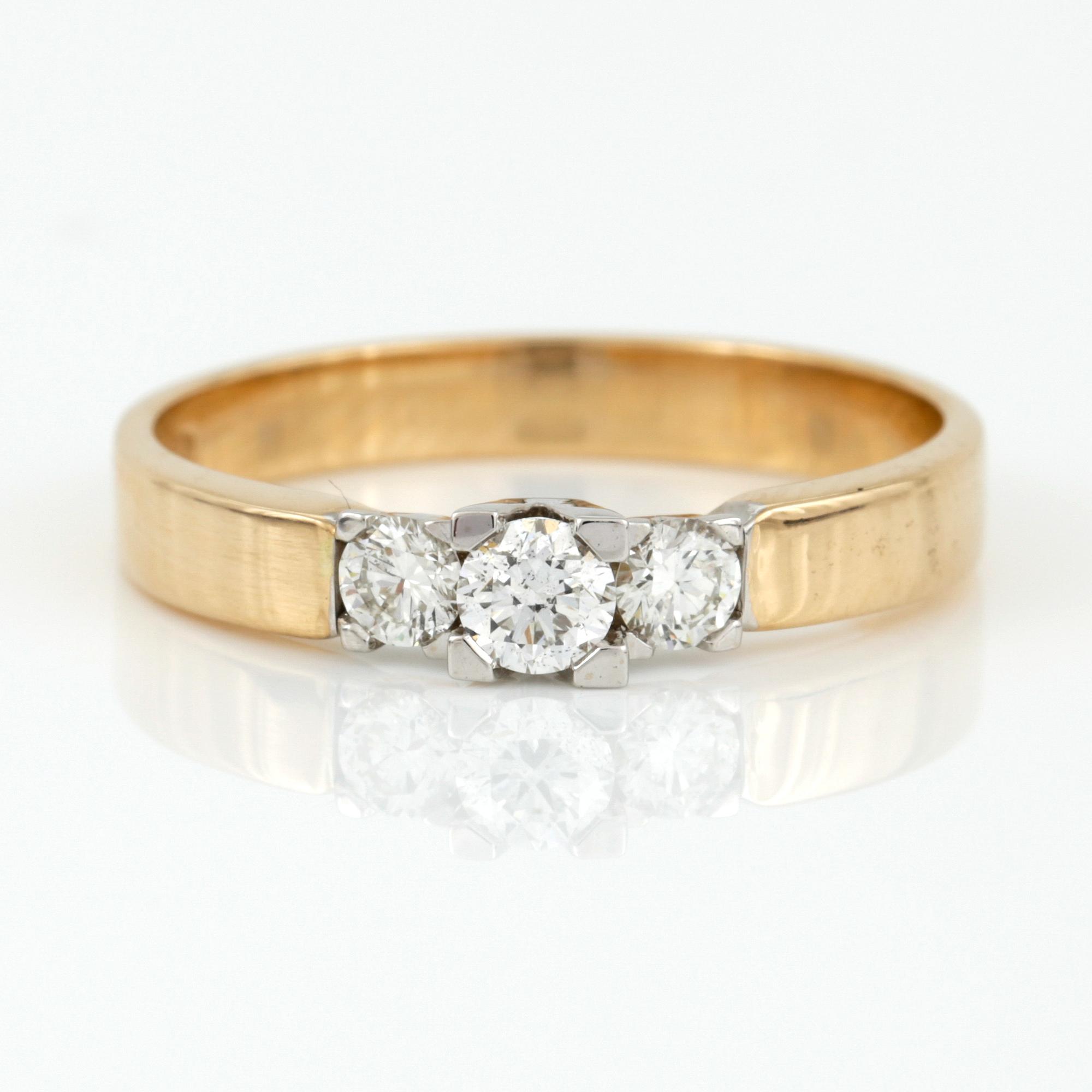 RING, tvåfärgad 14K guld med briljantslipade diamanter, tot ca 0,33 ct. Vikt ca 2,50 g.