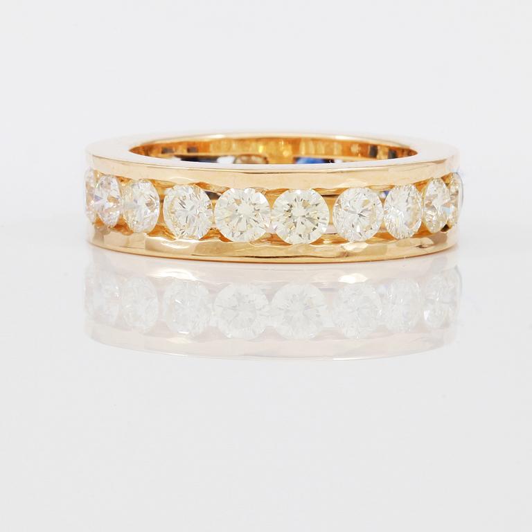 RING, 5 blå safirer samt 15 briljantslipade diamanter totalt ca 2,40 ct.