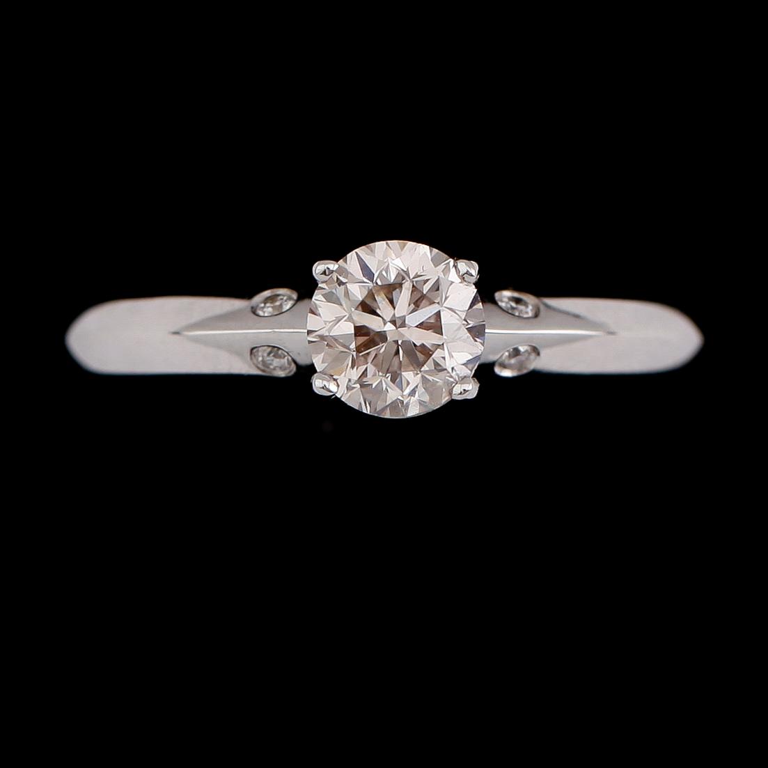 RING, 18 k vitguld, solitär briljantslipad diamant ca 0.71 ct, 4 mindre briljantslipade diamanter tot ca 0.03 ct.