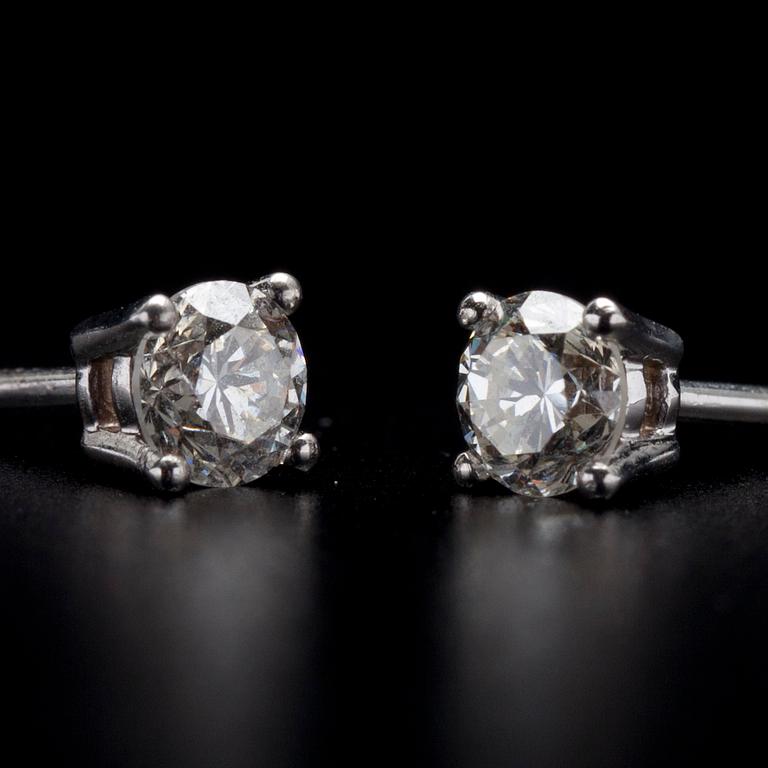 ÖRHÄNGEN, vitguld 18K, briljantslipade diamanter, tot. 0,81 ct. Vikt 1,67 g.