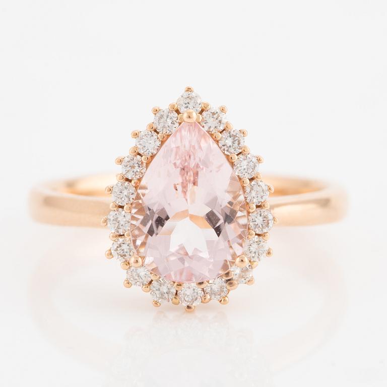 Ring in 18K gold with a pear-shaped morganite and round brilliant-cut diamonds.