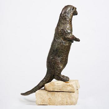 Hamish Mackie, "Standing otter".