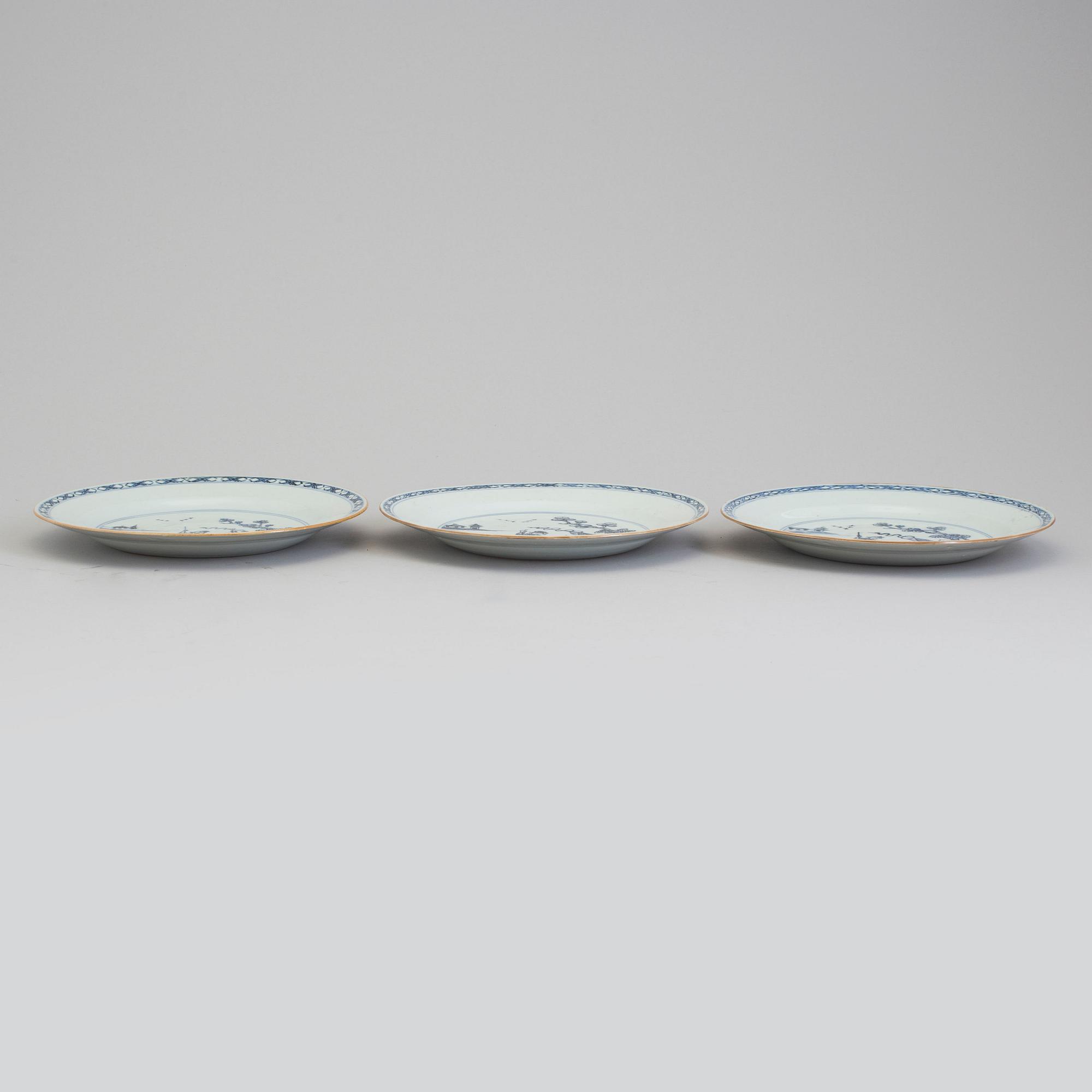 TALLRIKAR, tre stycken, kompaniporslin. Qingdynastin, Qianlong (1736-95).