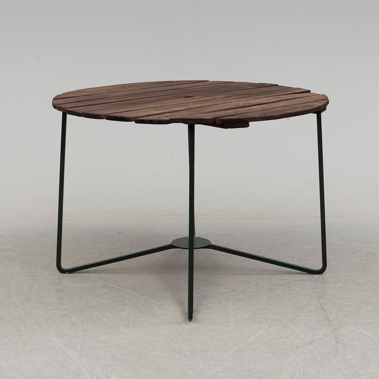 A Garden table and 4 chairs 20th century.