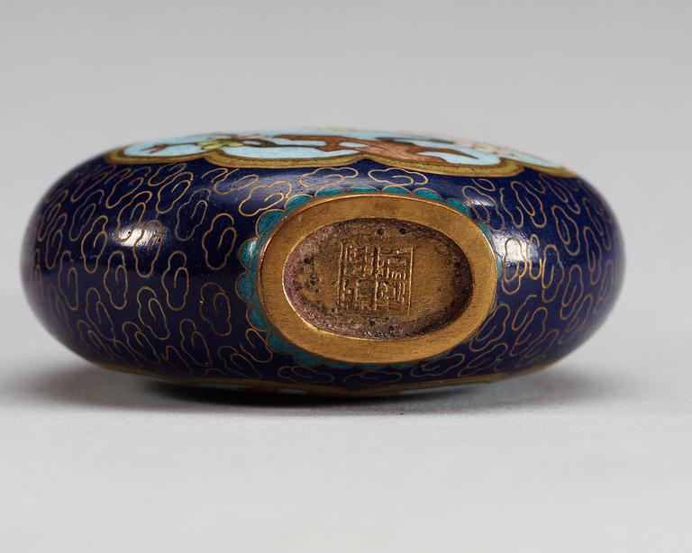 SNUSFLASKOR, två stycken, cloisonne resp metall. Qing dynasty.