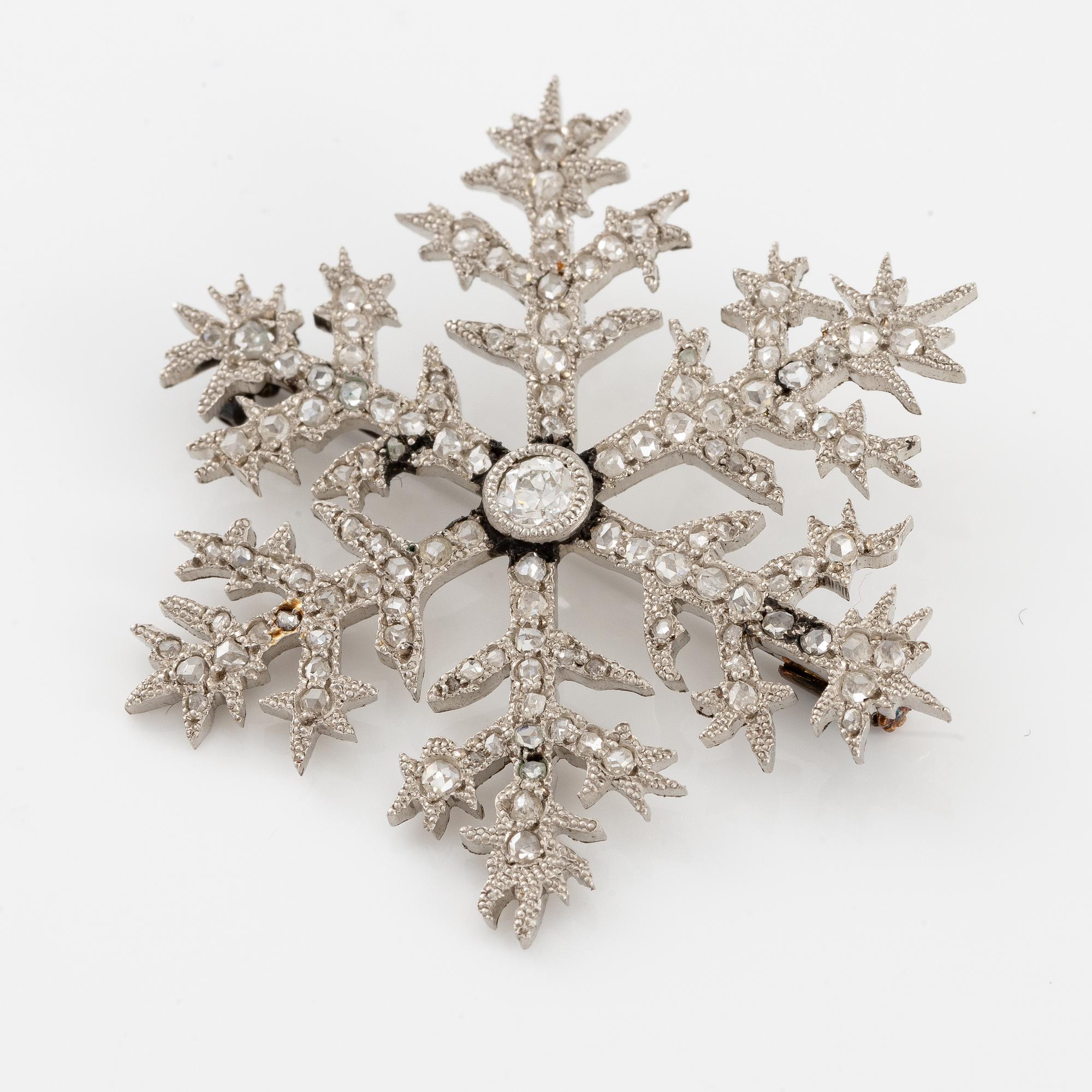 Brosch i form av en snöflinga, design av Alma Pihl, för Fabergé.