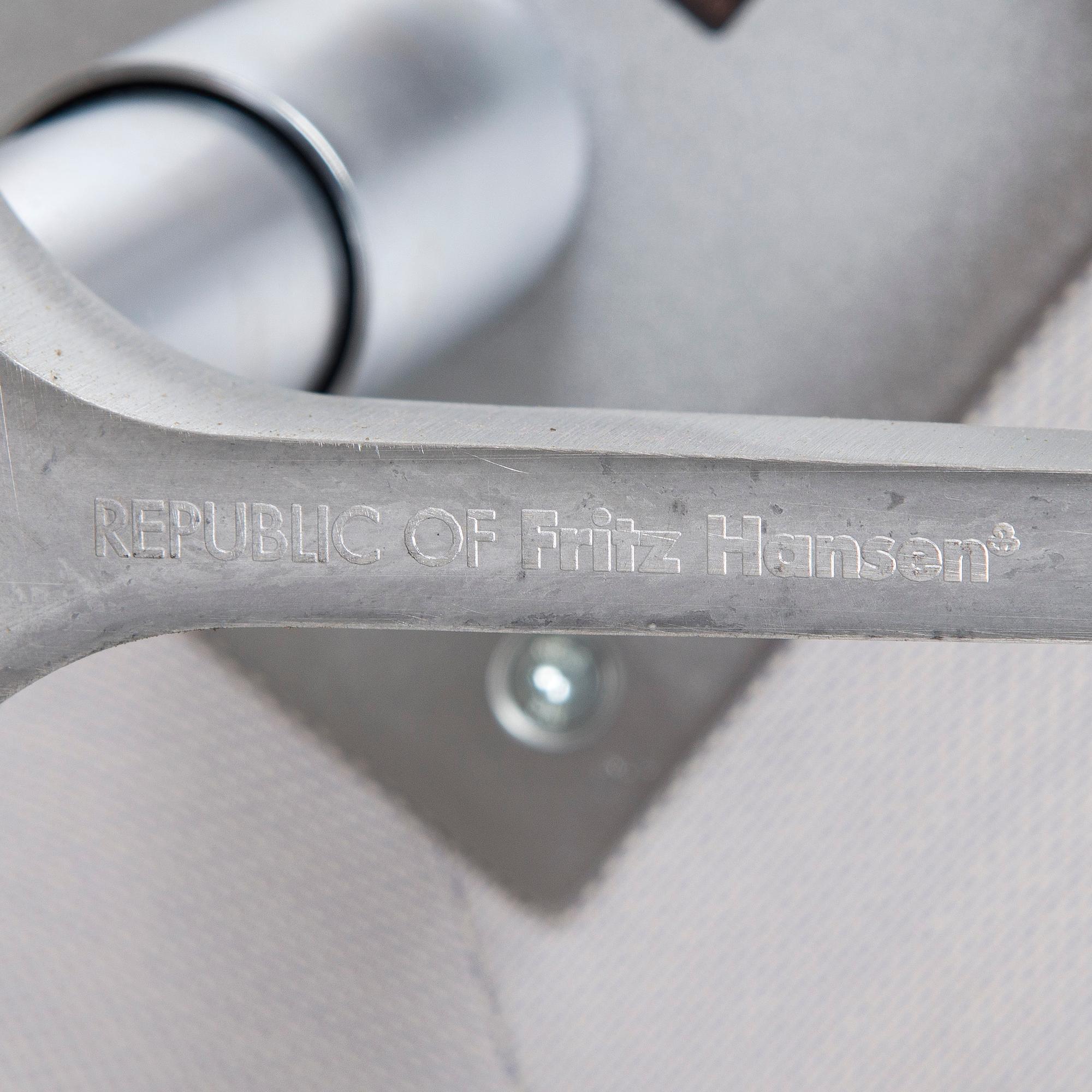 Arne Jacobsen, fåtölj, "Svanen", för Fritz Hansen, 2016.