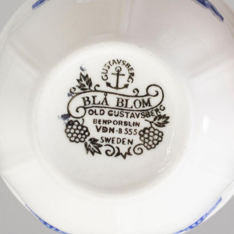 KAFFEKOPPAR MED FAT, 49 st, benporslin, "Blå blom", Old Gustavsberg, 1900-talets andra hälft.