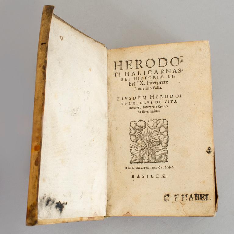 HERODOTUS HALICARNASSUS (ca 485-425 fKr), Historiae Libri IX. Interprete Laurentio, Per Sebastian Henric Petri, Basel.