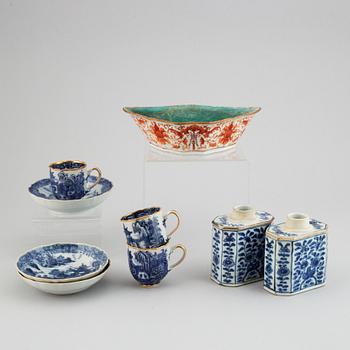 Five porcelain objects, Qing dynasty, 18th/19th century.