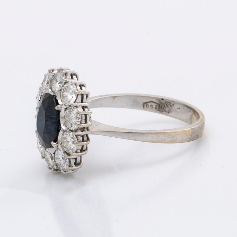 SAPPHIRE RING 18K whitegold 1 sapphire approx 9 x 7 mm and brilliant-cut diamonds approx 1,5 ct.