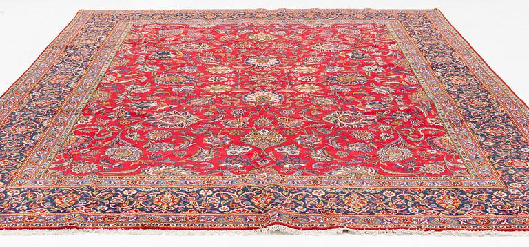 A carpet, semi-antique, Kashan, ca 365 x 295 cm.