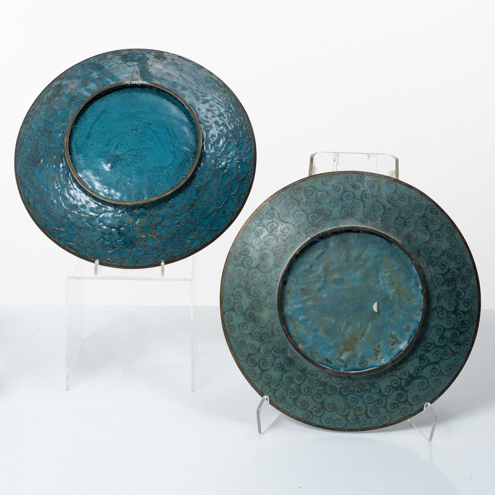 A pair of cloisonné vases, two dishes, two cylindrical vases and a jar with cover, 19/20th century.