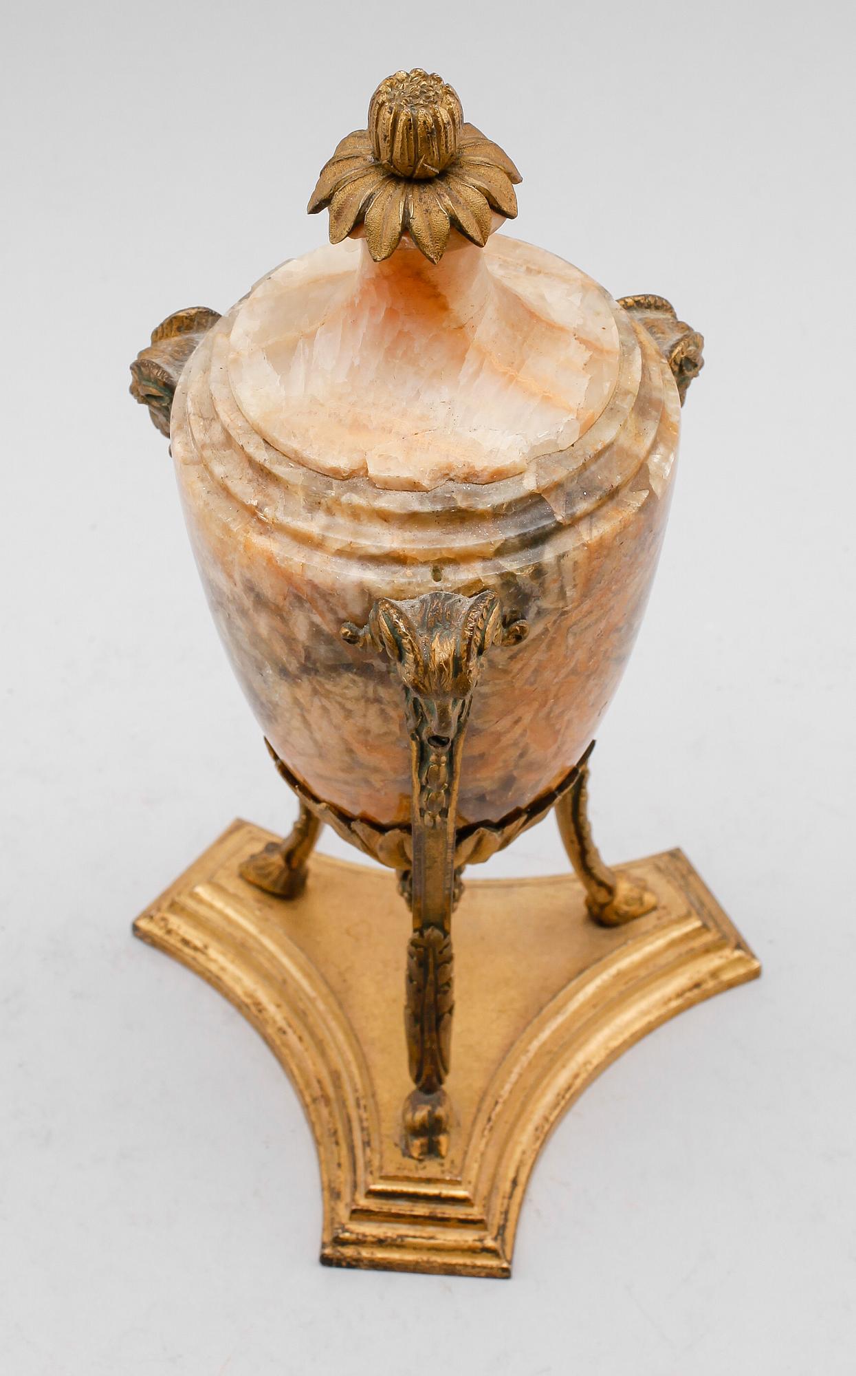 URNA, förgylld brons och marmor, 1800-talets första.