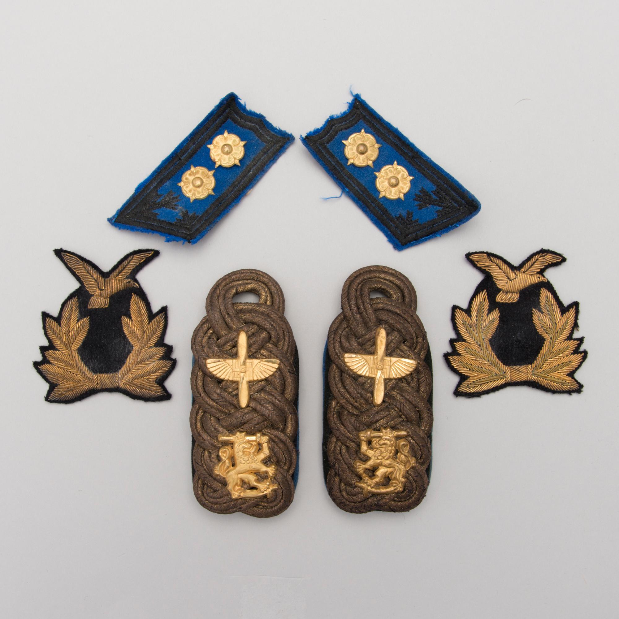 PARTI EPÅLETTER, TECKEN OCH KNAPPAR, cirka 65 st, Finland, 1900-talets första hälft/-mitt.