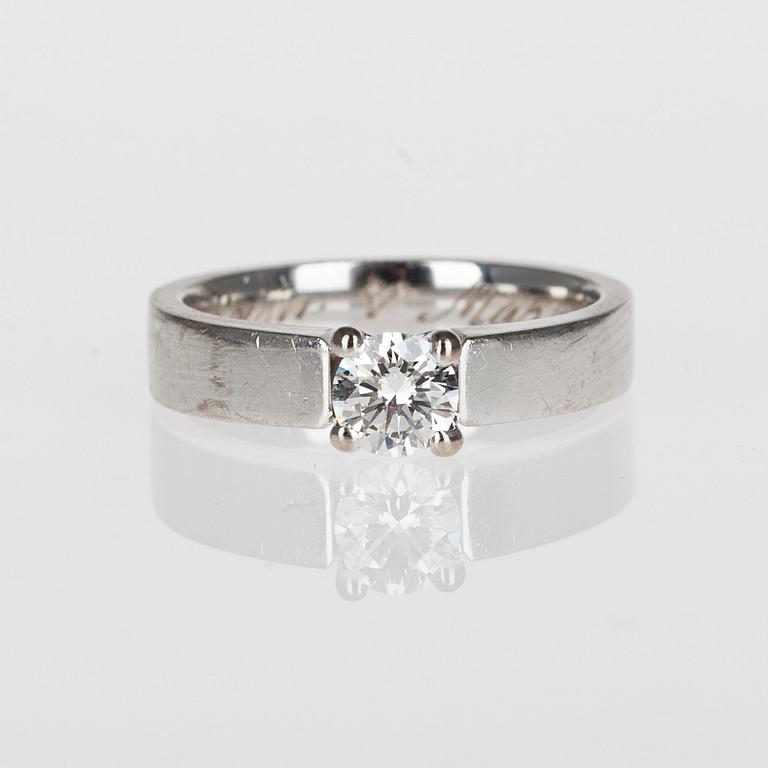 RING, 18K vitguld, briljantslipad diamant 0,41 ct. Finska stämplar 2012. Vikt 6,1 g. Intyg GIA.