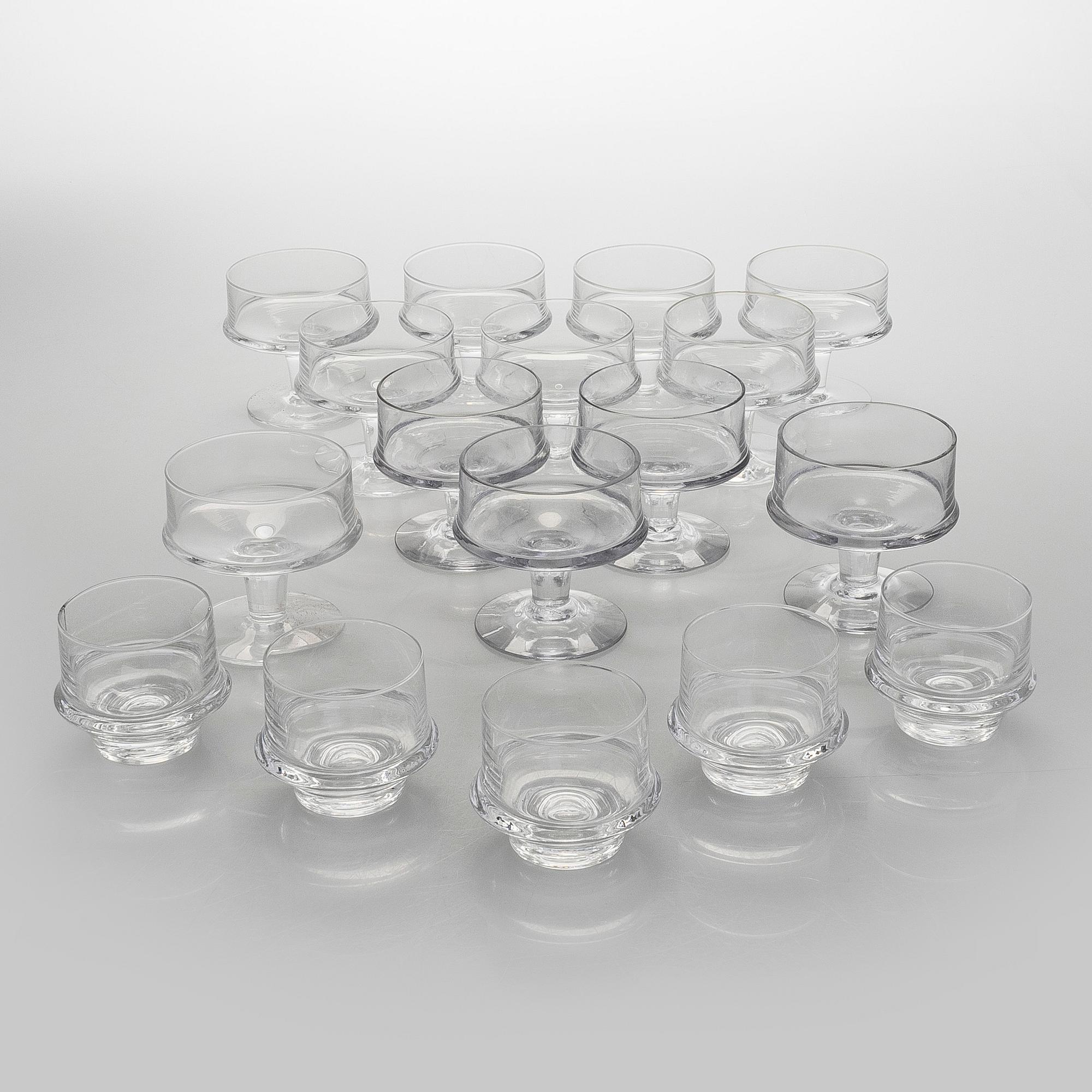 Tapio Wirkkala, jälkiruokamaljoja 12 kpl ja juomalaseja 5 kpl, "Marski" Iittala 1900-luvun toinen puoli.