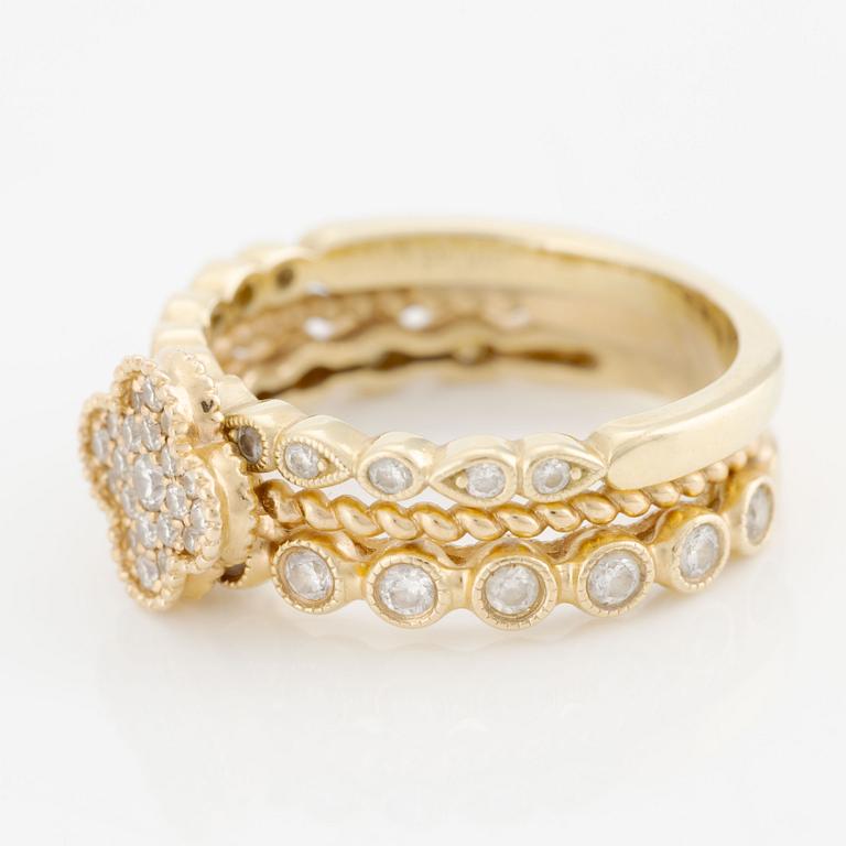 Ring, 14K gold with brilliant-cut diamonds.