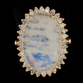 RING, 14k guld vit opal och briljantslipade diamanter tot ca0,96ct. 2000-tal. Vikt ca10g.