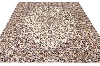 A Kashan carpet, ca. 405 x 295 cm.