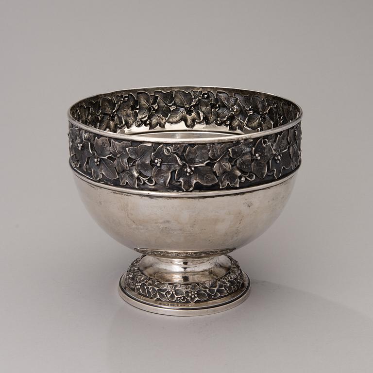 Late Victorian Silver Bowl, marks of Walker & Hall, Sheffield 1897.