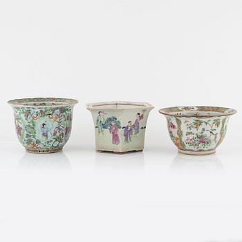 Three porceain flower pots, China, Qing dynasty, second half of the 19th century and around 1900.