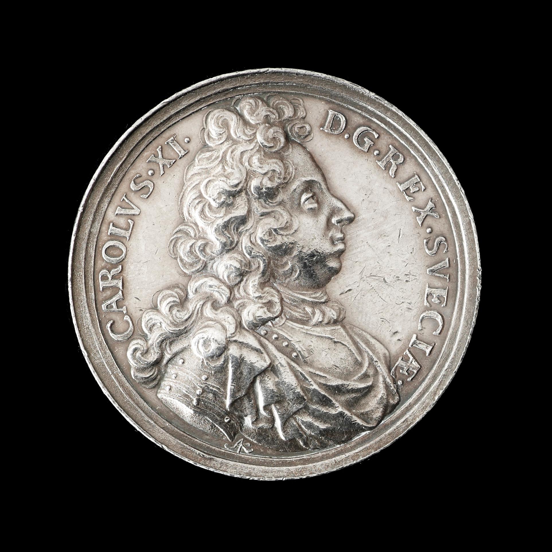 MEDALJ, Karl XI:s död och begravning i Stockholm 1697. Utförd av A. Karlsteen 1697. Silver 4,1 cm 38,5 g.