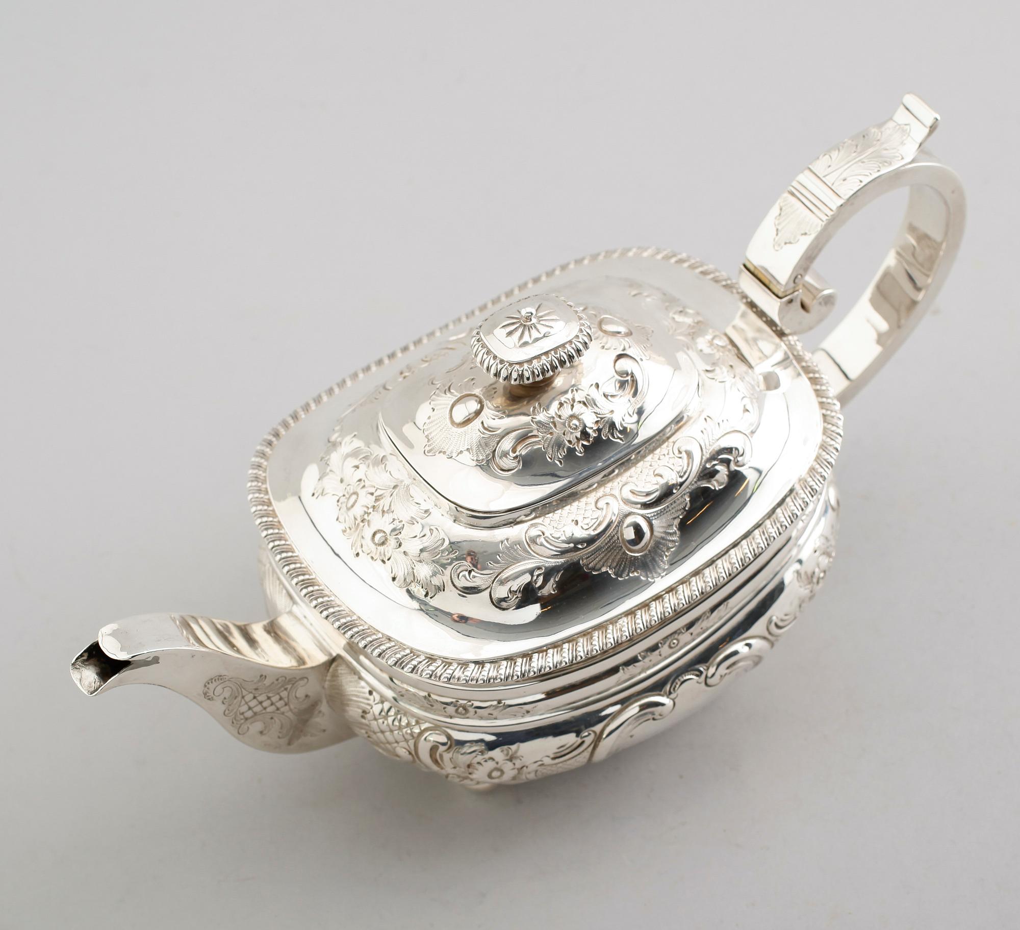 TEKANNA, silver, James Barber & William Whitwell, York 1815. Vikt ca 670 gram.