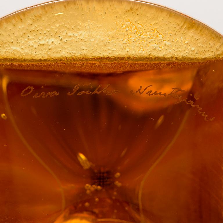 OIVA TOIKKA, an art glass signed Oiva Toikka Nuutajärvi.