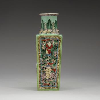 A famille verte bisquit vase, late Qing dynasty (1644-1912).