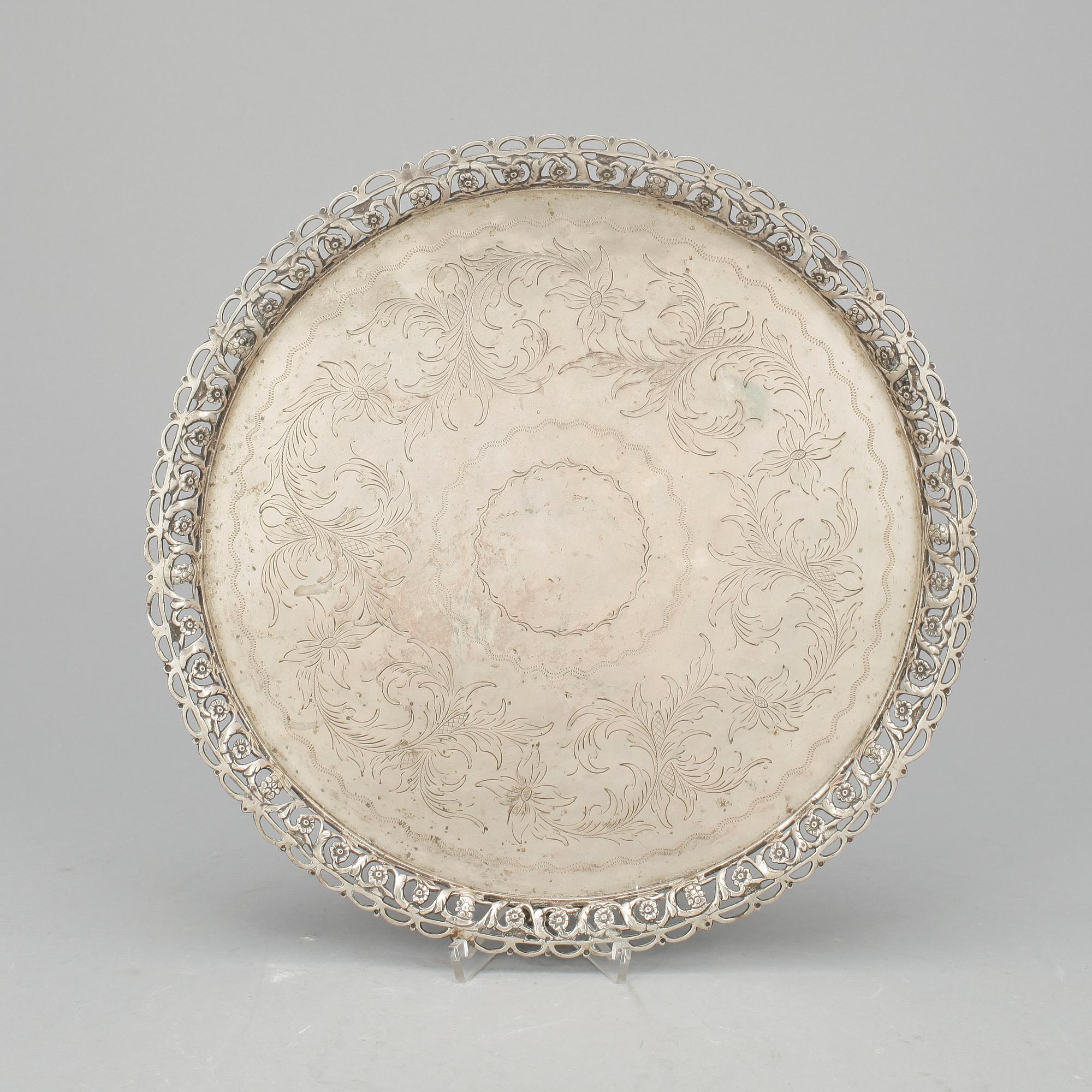 BRICKA, silver, möjligen Portugal, 1900-talets början. Vikt ca 1090 gram.