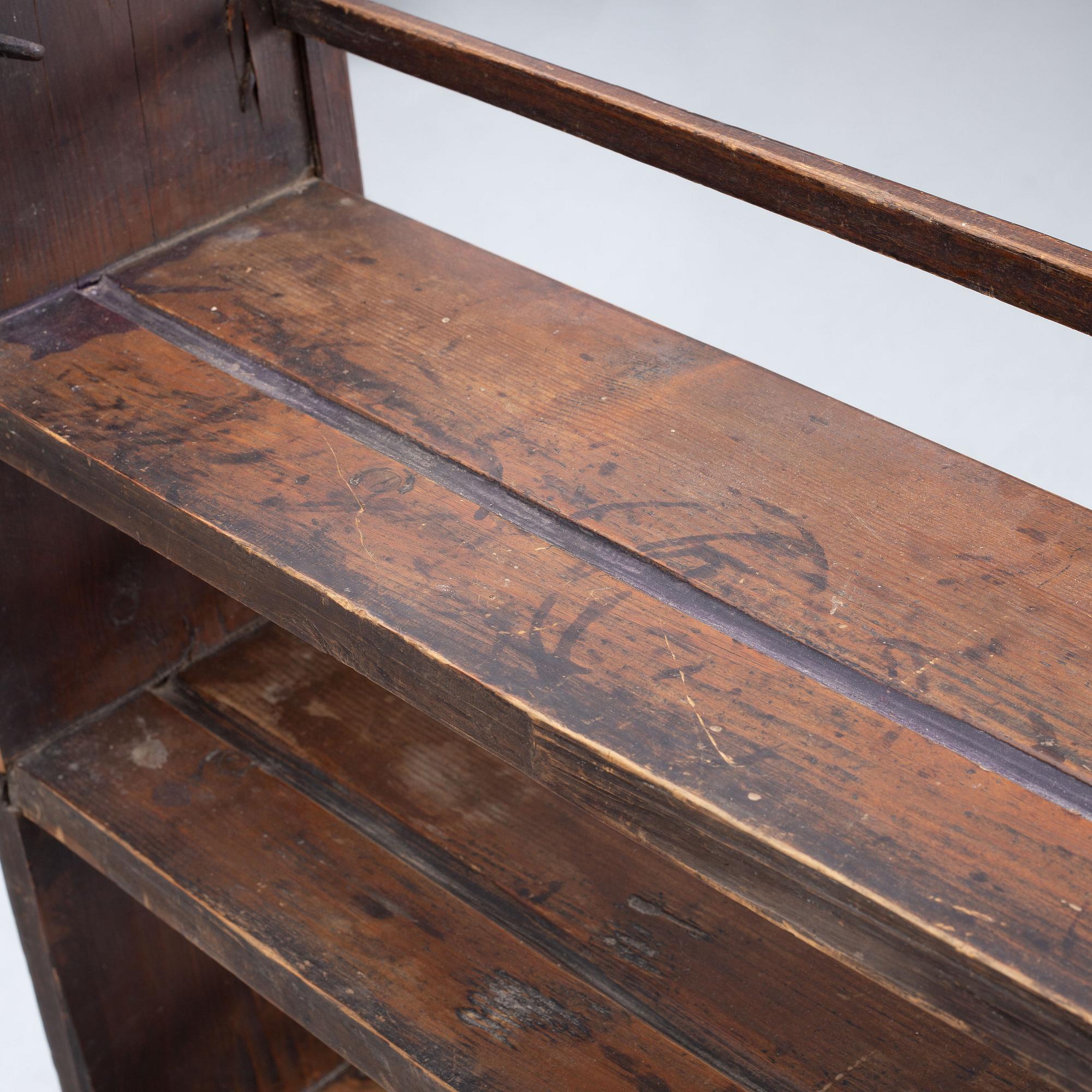 A plate rack, 19th Century.