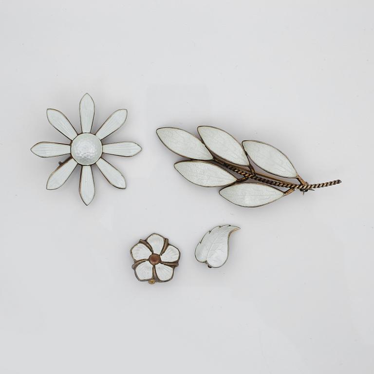 SMYCKESET, 2 par örhängen, 2 broscher. Förgyllt silver och emalj, Norge. 1940-50-tal.
