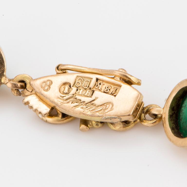 An 18K gold Ateljé Stigbert bracelet with cabochon-cut green stones.