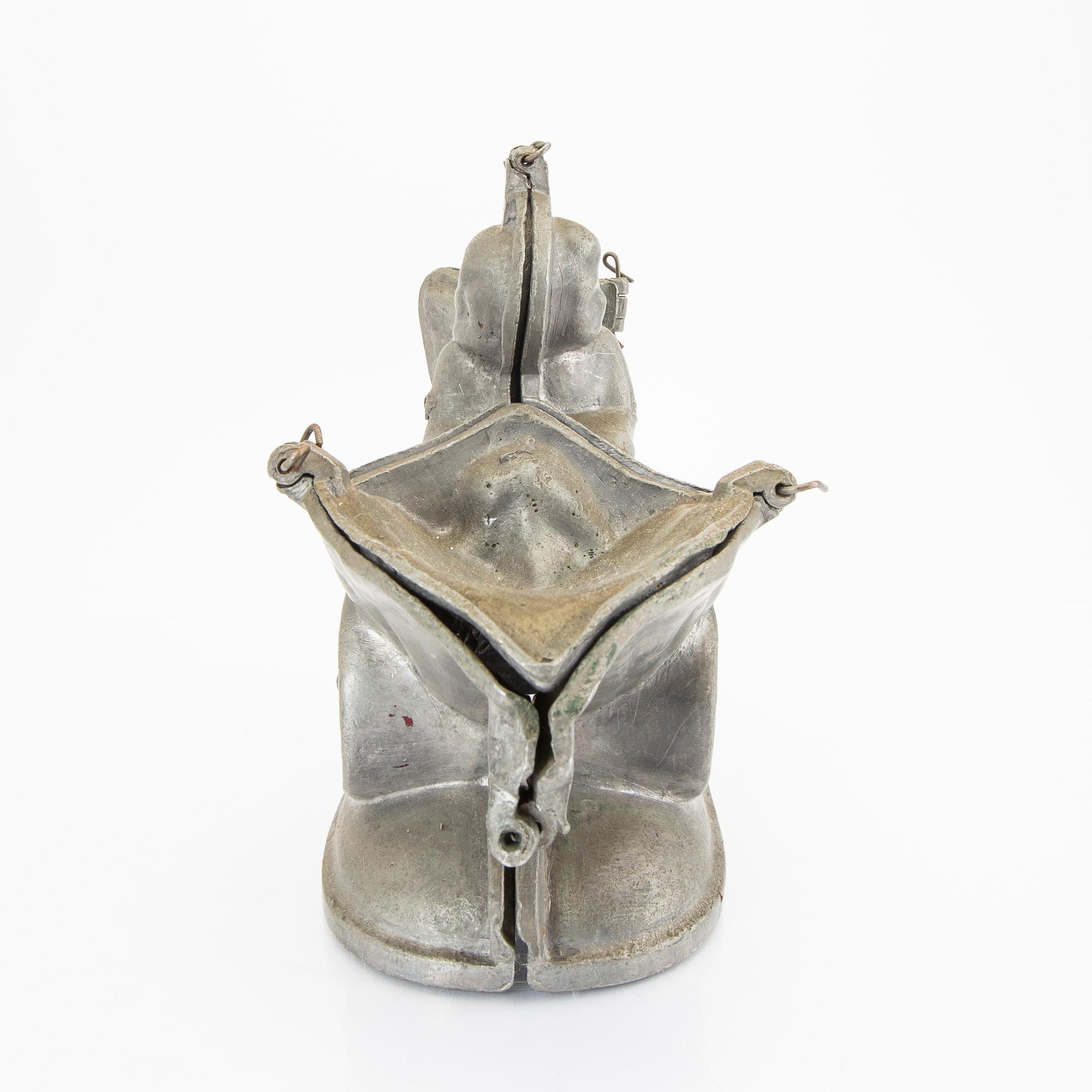 A set of four pewter icecream moulds around 1900.