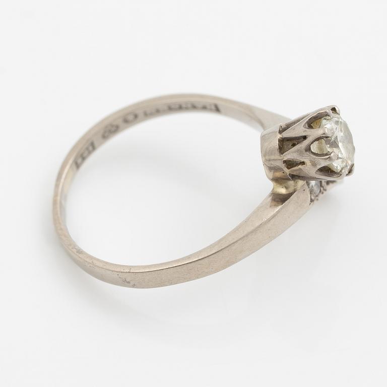 Ring, 18K vitguld med en briljantslipad diamant och  tre mindre briljantslipade diamanter.