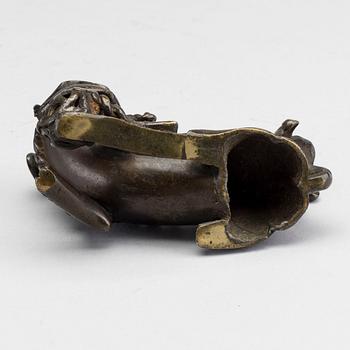 FOHUND, Kina omkring 1900 patinerad brons.