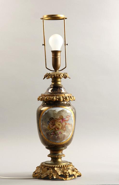BORDSLAMPA, porslin och förgylld mässing, 1800-talets slut.