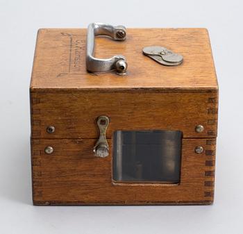 URVERK, sk brevduveur. Plasschaert, 1900-talets första hälft.
