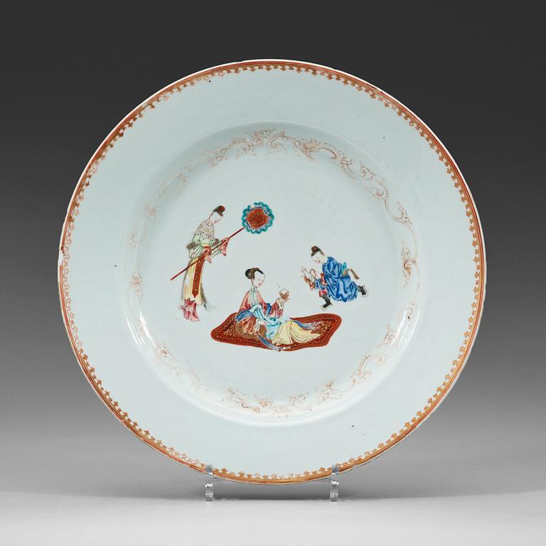 A famille rose dish with a figure scene, Qing dynasty, Qianlong (1736-1795).