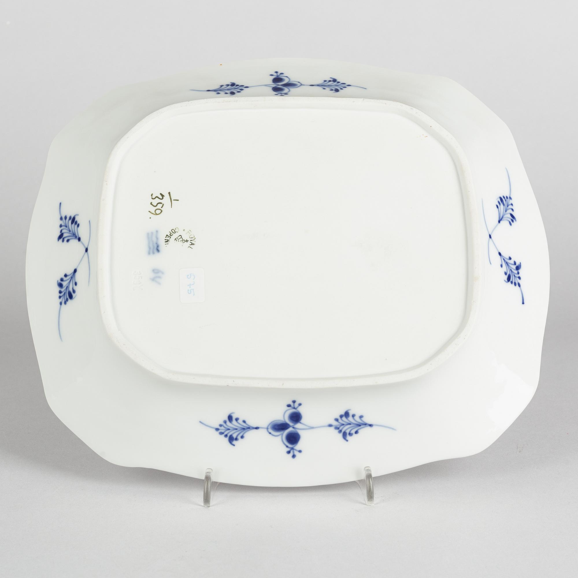 A 'Blue Fluted Plain' porcelain serving dish, Royal Copenhagen, model 359, 1898-1923.