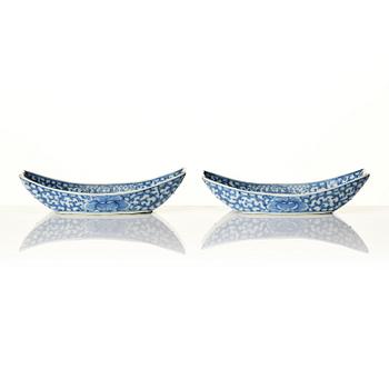 A pair of blue and white dishes, late Qing dynasty, 19th century.