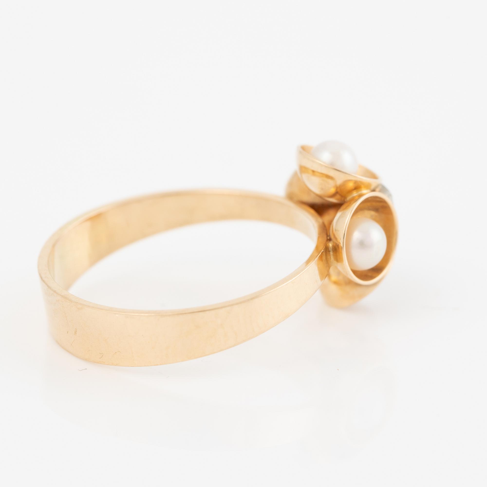 Ring 14K guld med odlade pärlor och en åttkantslipad diamant.