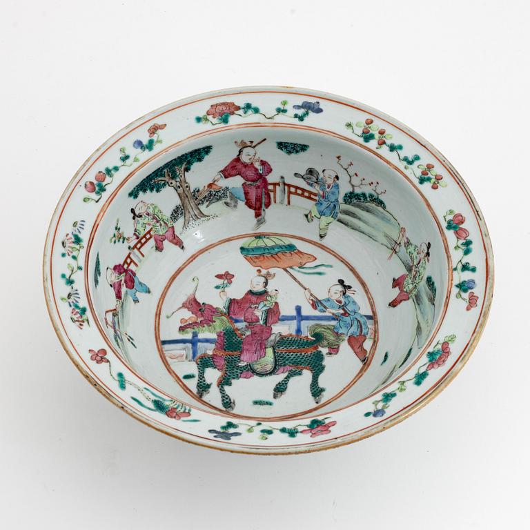 A famille rose basin, late Qing dynasty, circa 1900.