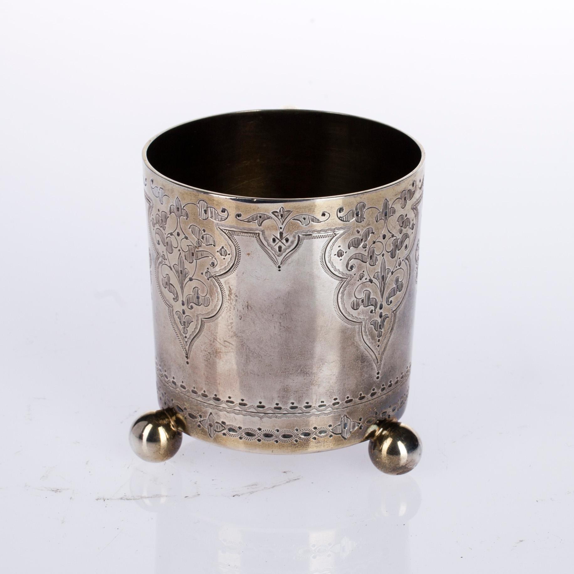MUGG i ETUI, silver, London 1876. Vikt 168,7 g.