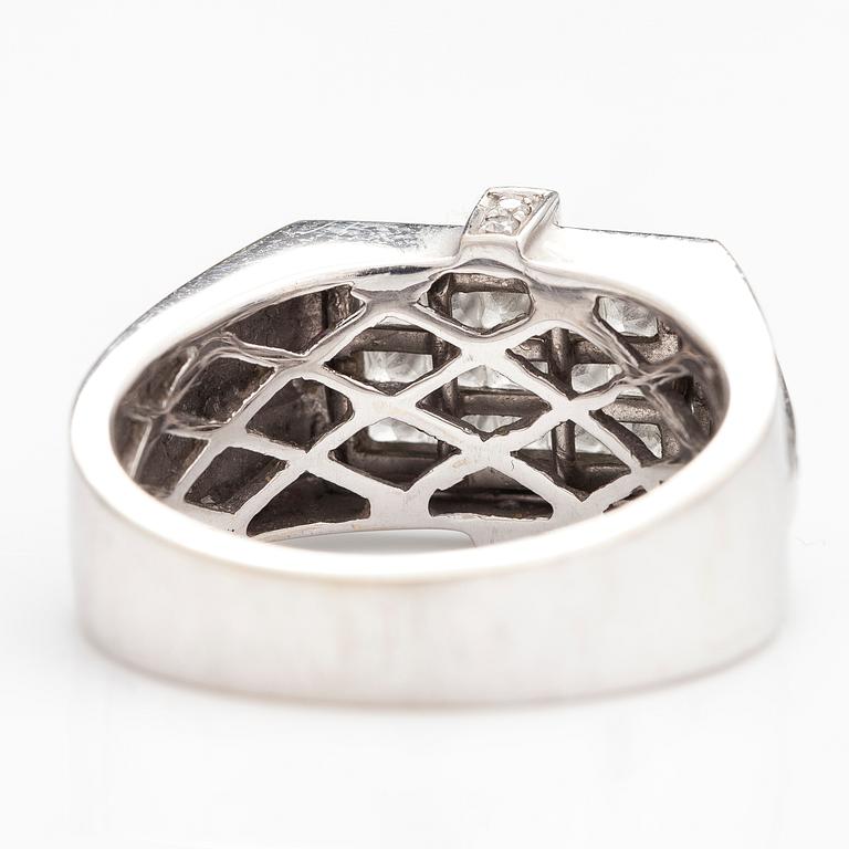 An 18K white gold ring with brilliant cut diamonds ca. 1.30 ct in total.